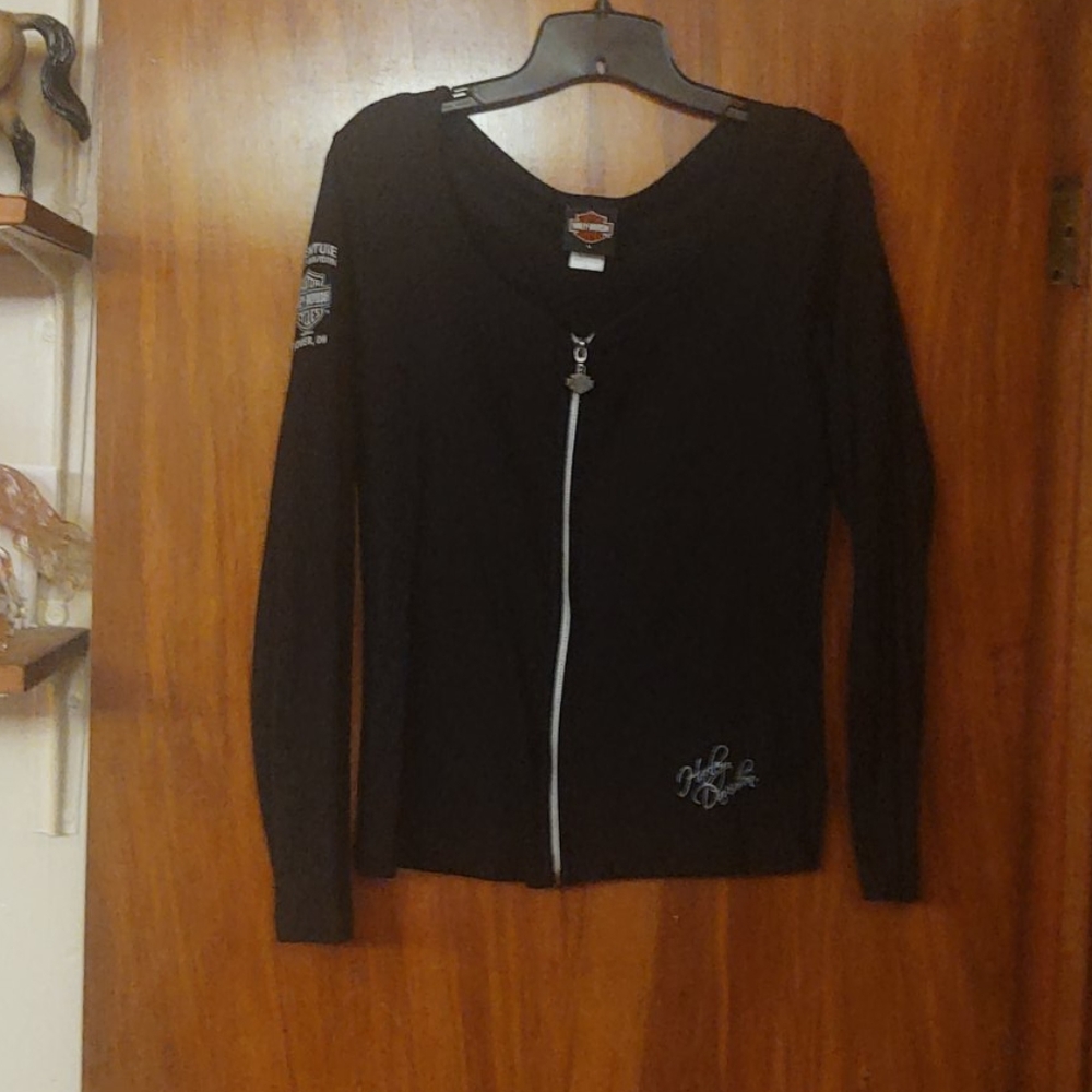 HD blk zippered front, logos front, back, sleeve